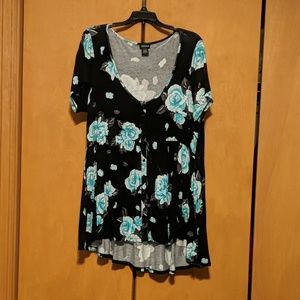 Babydoll t shirt hi low black floral